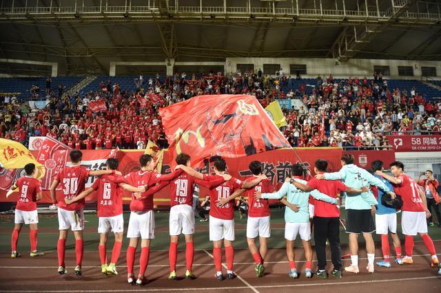 德天空&图片报：奥格斯堡已解雇瓦格纳，球队3胜1平8负排第14