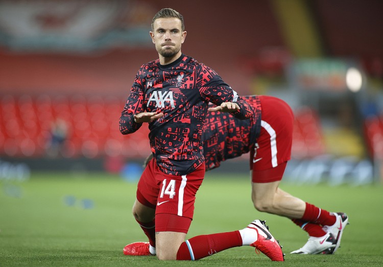 前锋关键时刻进球锁定胜利