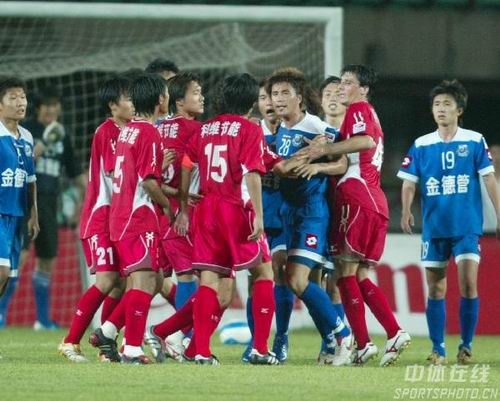 俄极限运动员挑战在1800米高空踢球，进球后做出C罗庆祝动作