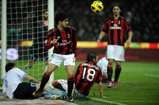 山东男篮险胜北京男篮，以4分优势晋级八强，双方激烈争夺，关键球员表现突出。