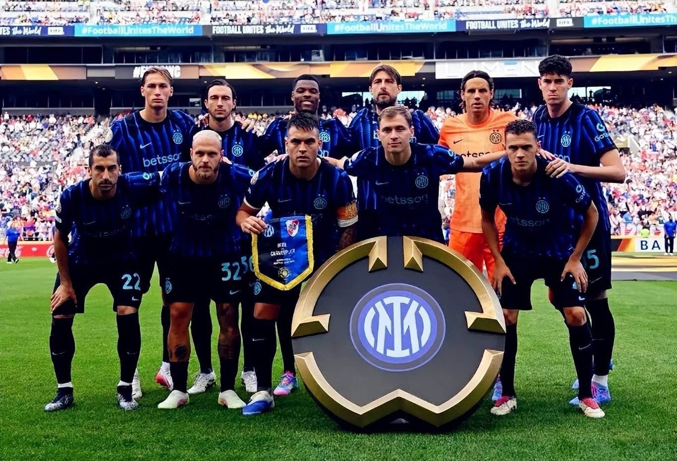 曼联4-1击败狼队，升至英超第六；米兰3-2战胜都灵，登顶积分榜。