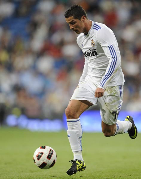 记者：米兰将与莱万经纪人会面讨论转会，伊布支持这一交易