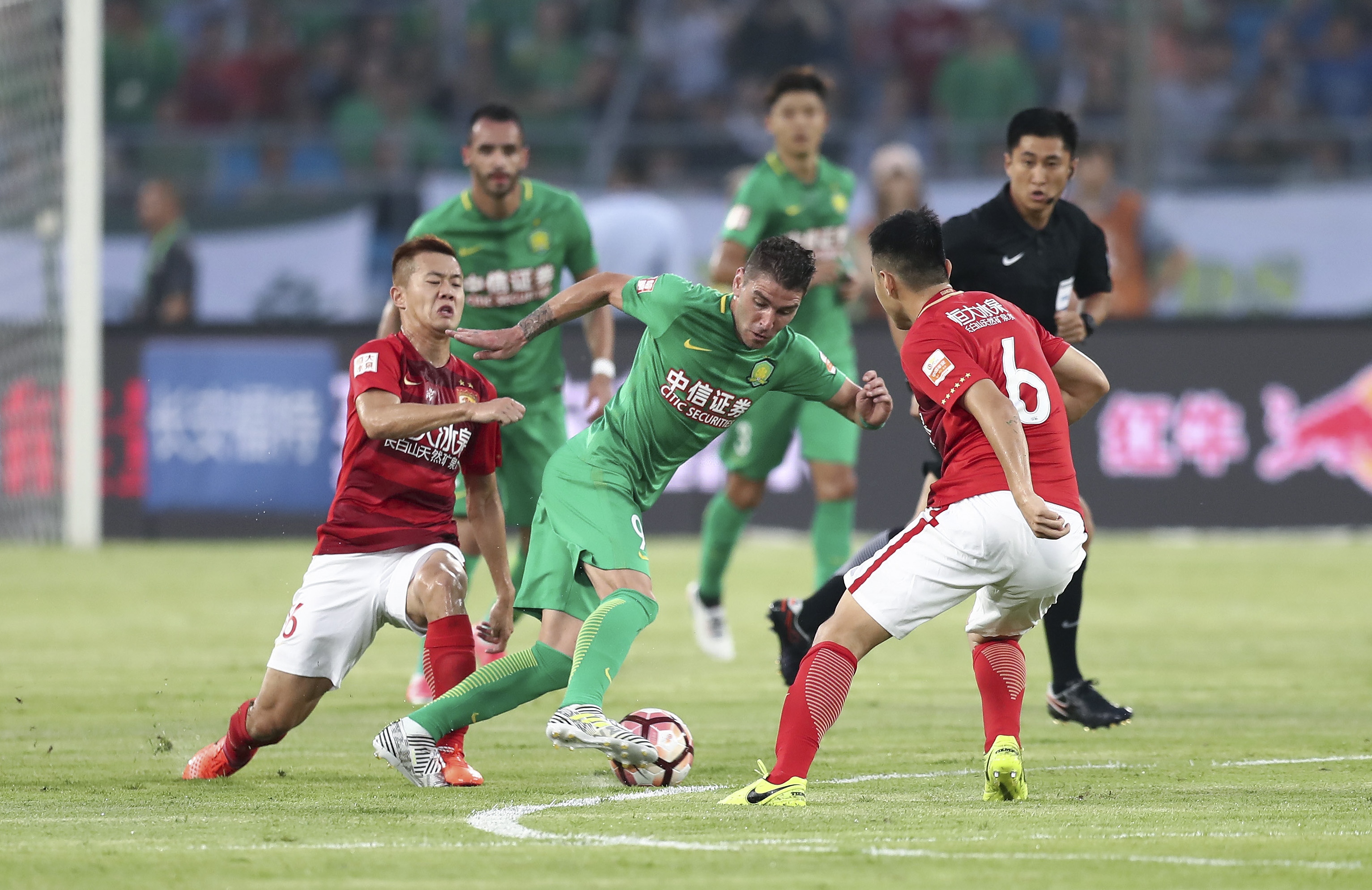 ESPN：奥斯卡曾短暂失去意识，目前正在ICU接受检查